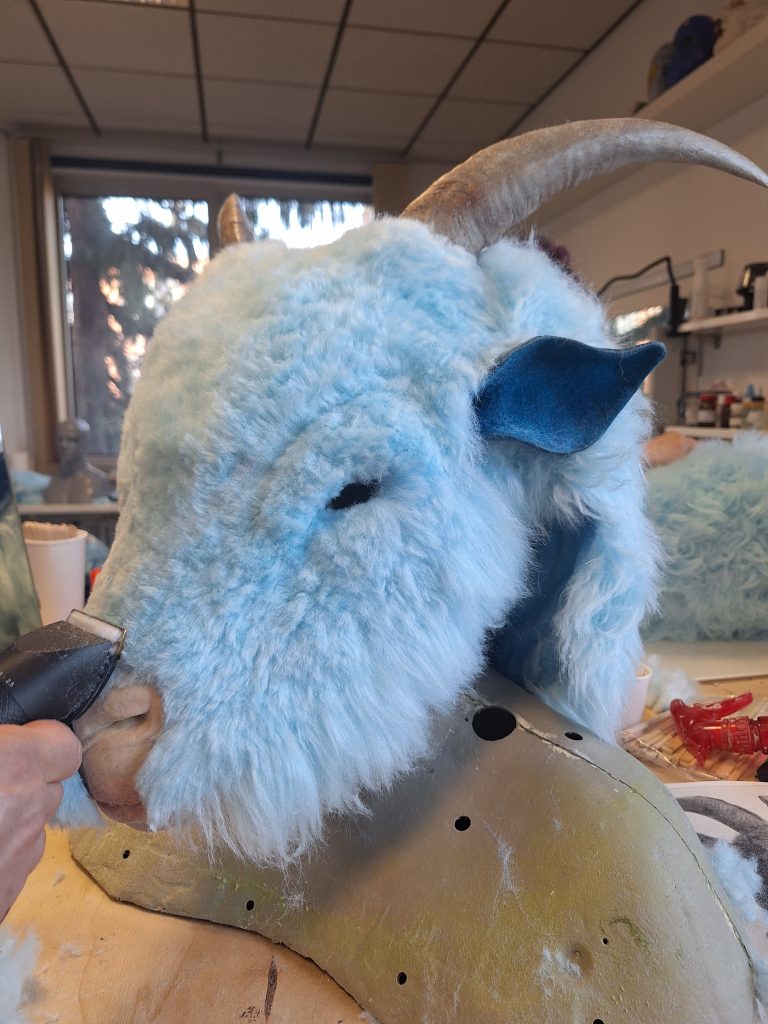 Ziegenkopf-Masken Entstehung - beim Frisieren